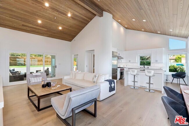 Building Photo - 3947 Rambla Orienta