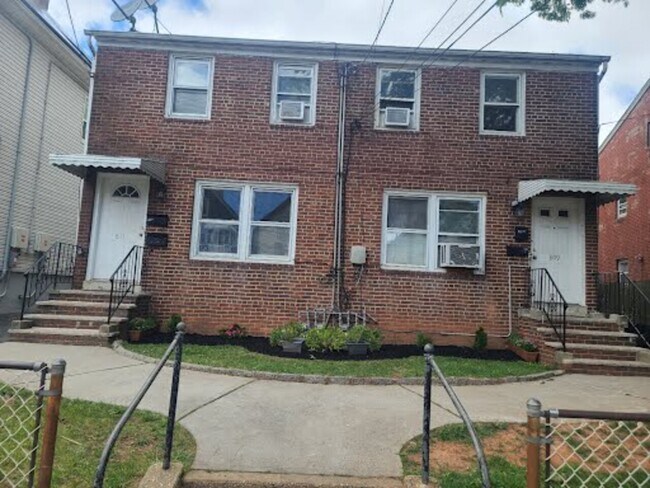 Building Photo - 811 Garden st
