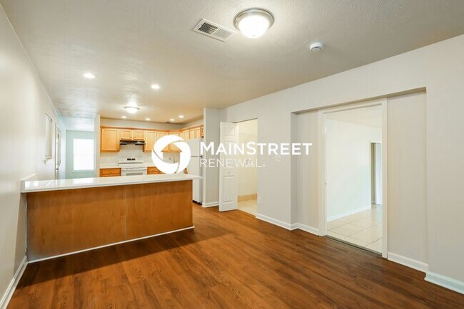 Building Photo - 5 Bedroom Pet-Friendly Home in Louisville, KY with Main Street Renewal