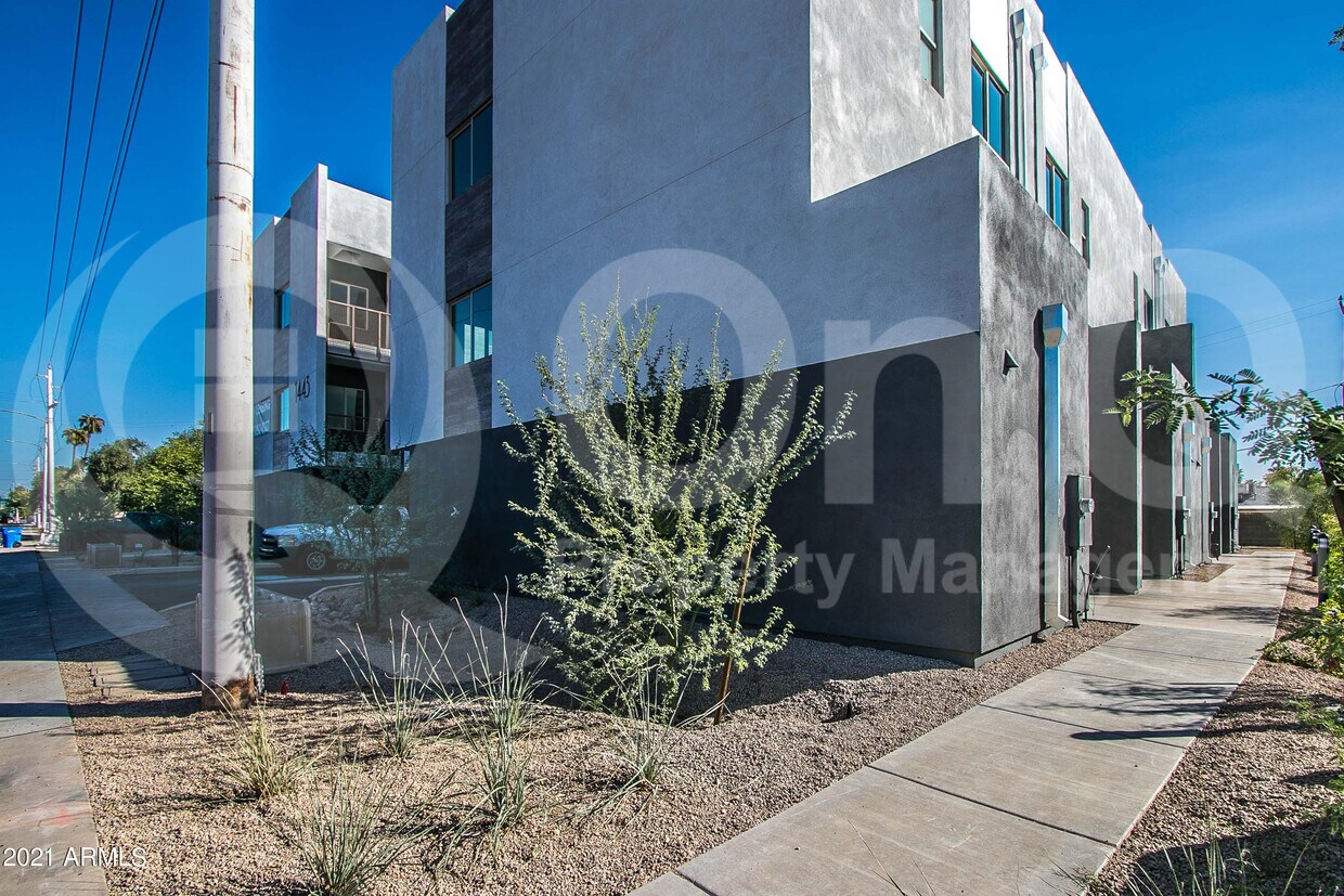 Primary Photo - 1443 E Osborn Rd