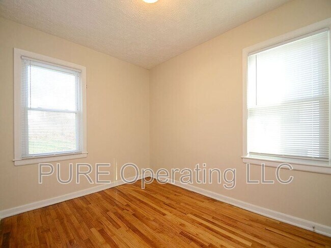 Building Photo - 8032 Park Dr