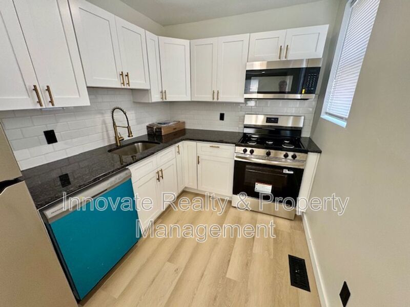 Foto principal - 2250 E Clearfield St