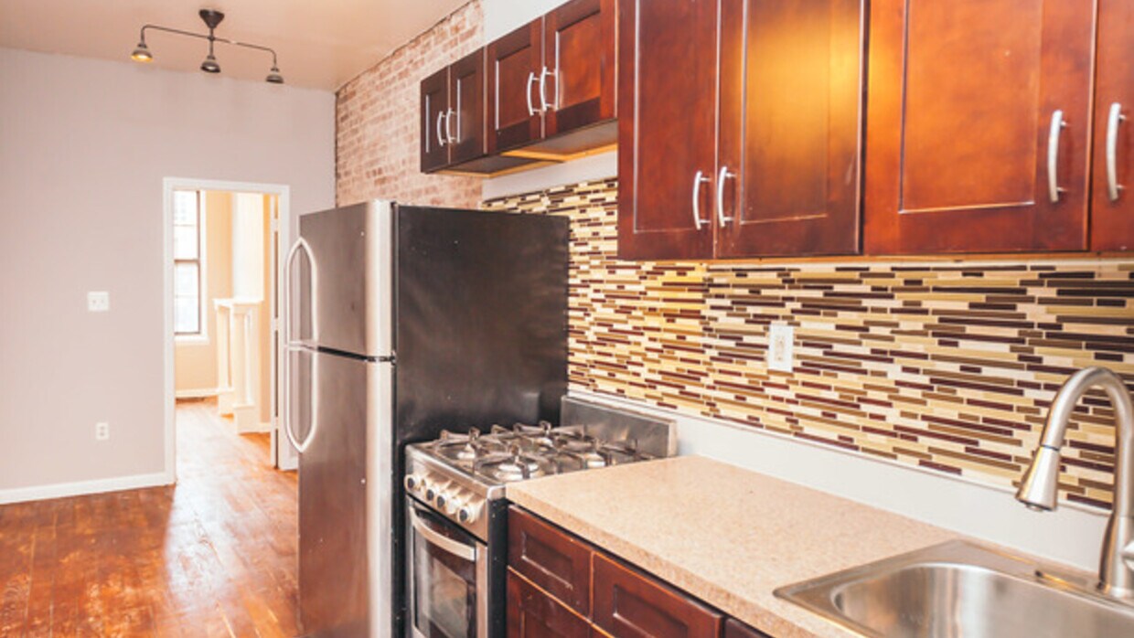 Primary Photo - 18 Covert St