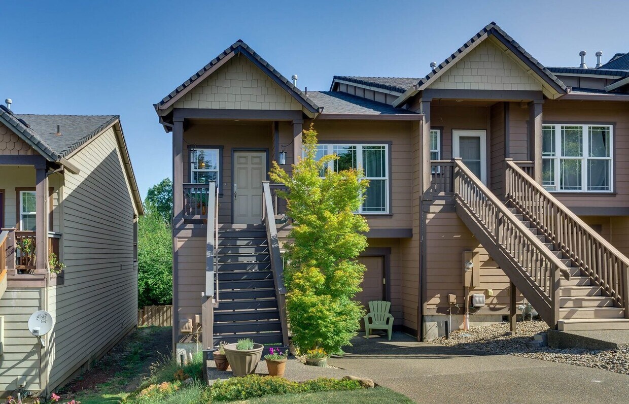 Spacious Happy Valley Townhome Featuring Three Bedrooms, Two Balconies & Attached Garage - Spacious Happy Valley Townhome Featuring Three Bedrooms, Two Balconies & Attached Garage