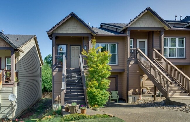 Spacious Happy Valley Townhome Featuring Three Bedrooms, Two Balconies & Attached Garage - Spacious Happy Valley Townhome Featuring Three Bedrooms, Two Balconies & Attached Garage