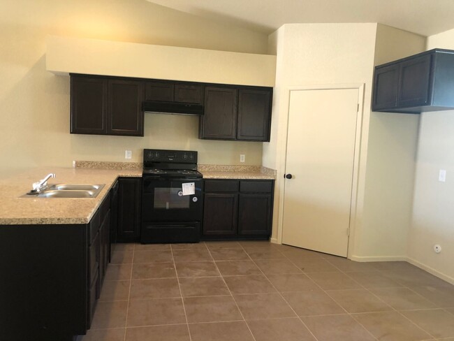 Building Photo - 3 Bedroom Condo in Desert Sky!