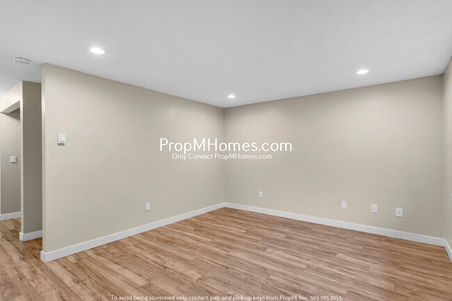 Building Photo - Updated Three Bedroom Duplex in the Heart of Oregon City!