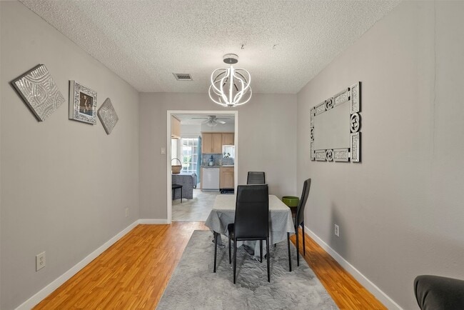 Foto del edificio - 1016 E Tri Oaks Ln