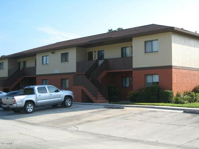 Building Photo - 1702 University Ln