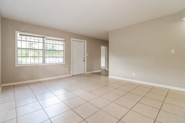 Foto del edificio - Single-Story 3-Bedroom Home in St. Petersburg, FL