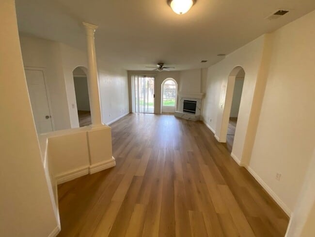 Building Photo - HOUSE