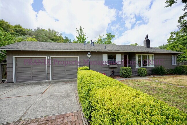 Foto del edificio - San Anselmo Home On Corner Lot, Nearby Sch...