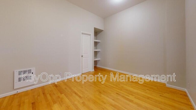 Building Photo - 2332 Taraval St