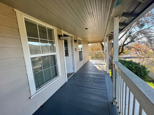 Building Photo - 2 Bedroom 1 Bath Downtown