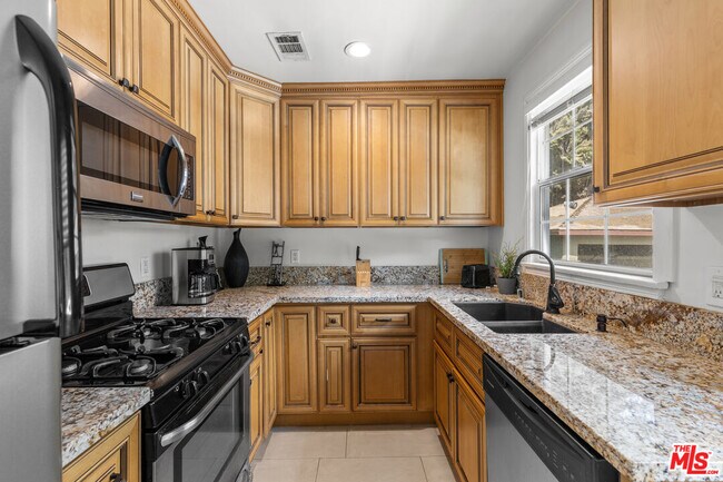 Foto del edificio - 3318 Barham Blvd