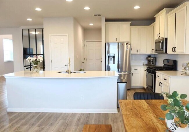 Building Photo - 3200 College Park Dr