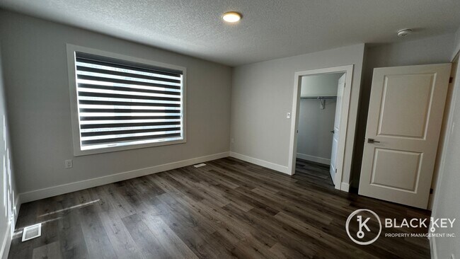 Building Photo - 449 Grey St