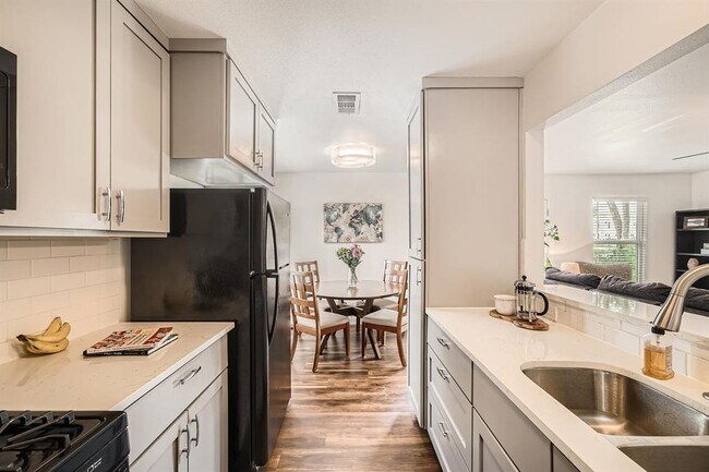 Building Photo - 9705 Oriole Dr