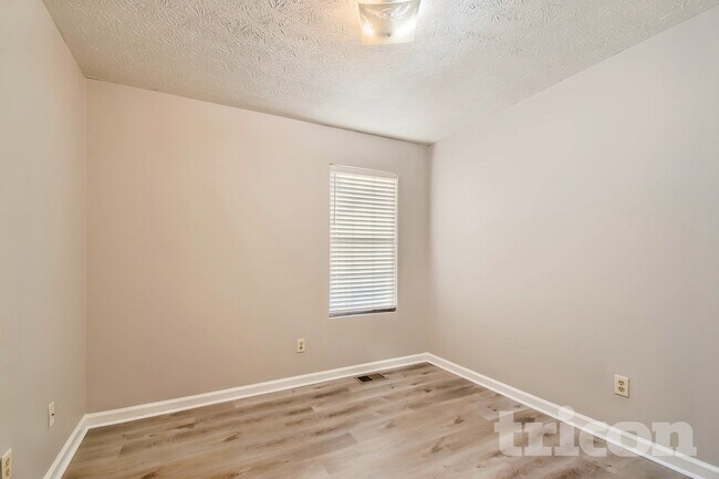 Building Photo - 208 Pine St
