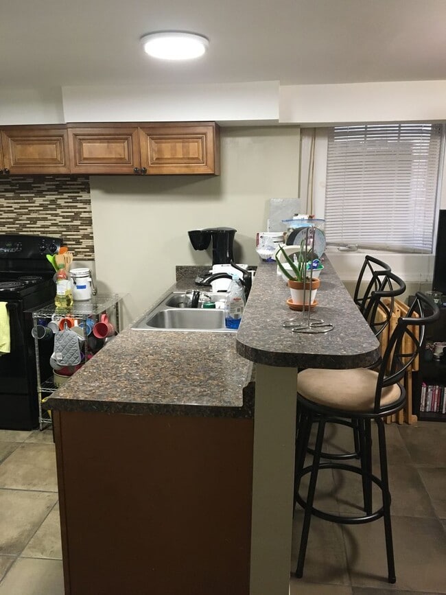 Building Photo - SHOWINGS AVAILABLE - Historic Apartment Bu...