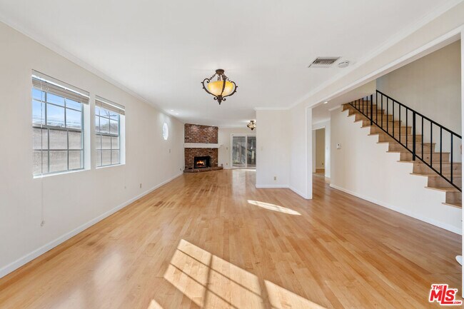 Foto del edificio - 807 E Orange Grove Ave