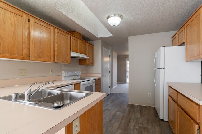 Building Photo - Beautiful 3 Bed 2 home with 2 Car Garage-F...