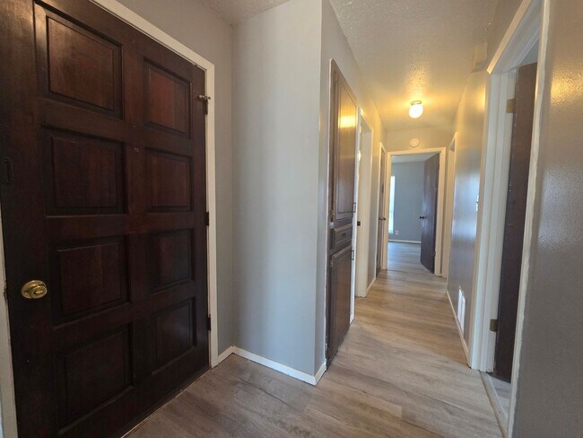 Foto del edificio - 3 Bedroom 1.5 Bath and 2 Garage home in Shawnee!