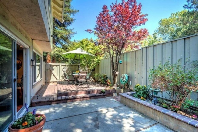 Building Photo - 10855 Sweet Oak St