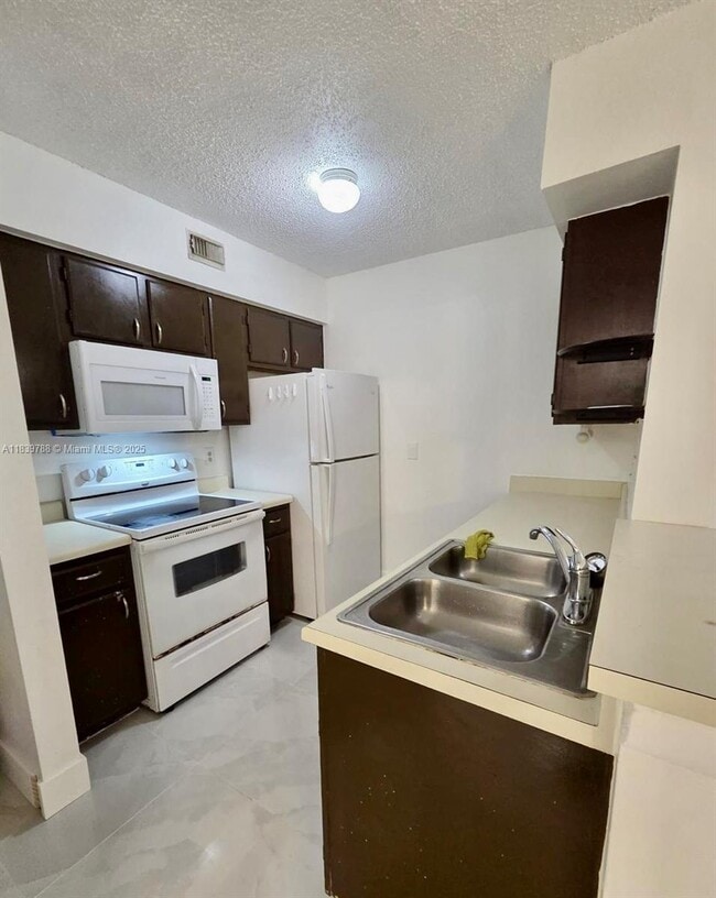 Foto del edificio - 2820 N Oakland Forest Dr