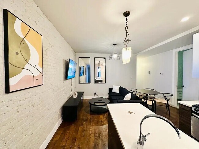 Foto del edificio - Furnished room/NOT APARTMENT