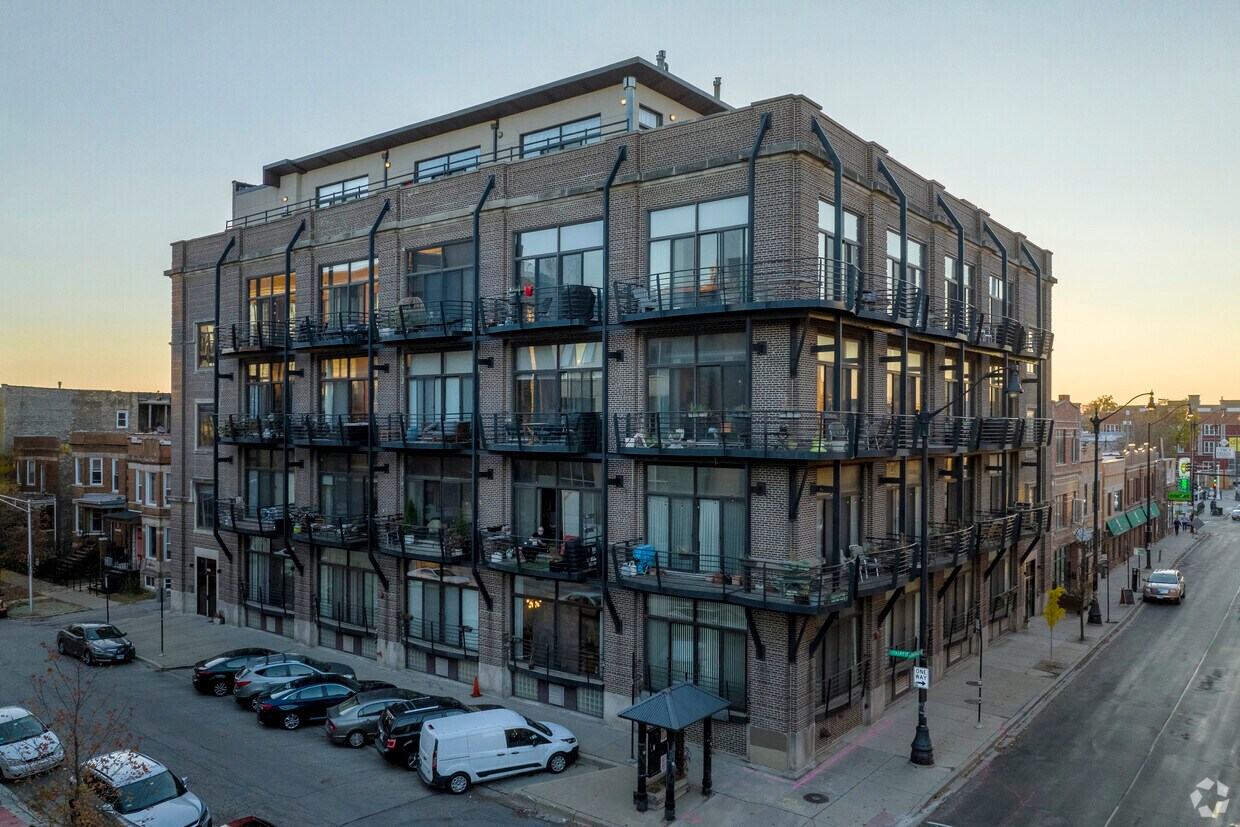 Building Photo - 2735 W Armitage Ave