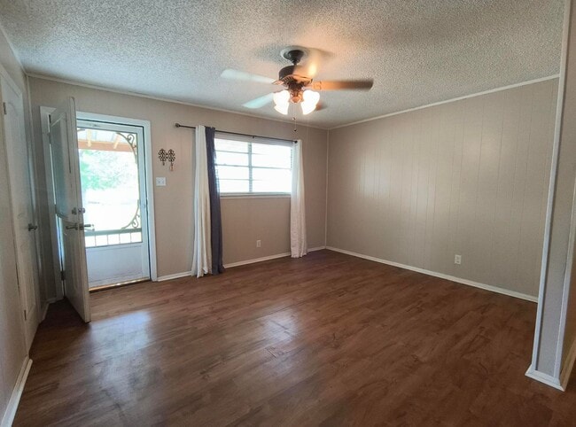 Building Photo - Spacious 3 bedroom, 2 bath home AVAILABLE ...