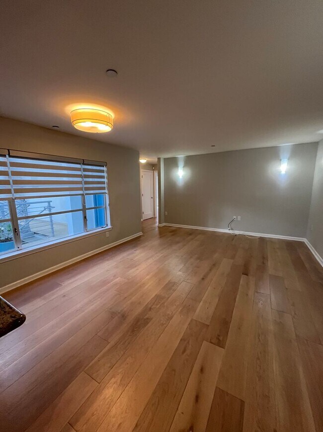 Foto del edificio - 2BR/1BA with Large Private Patio, Parking & Rooftop Deck in Marina