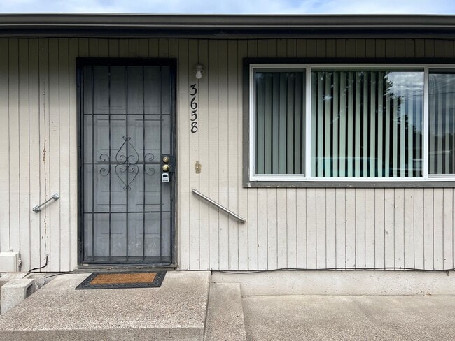 Foto del edificio - Solid 2 bedroom 1 bath duplex with garage!
