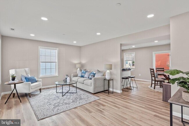 Foto del edificio - 22802 Lawrence Ave