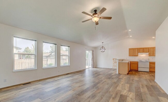 Building Photo - Great Meridian Home with 3 Car Garage!
