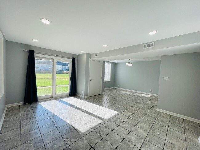 Building Photo - CHARMING CONDO IN STAFFORD!