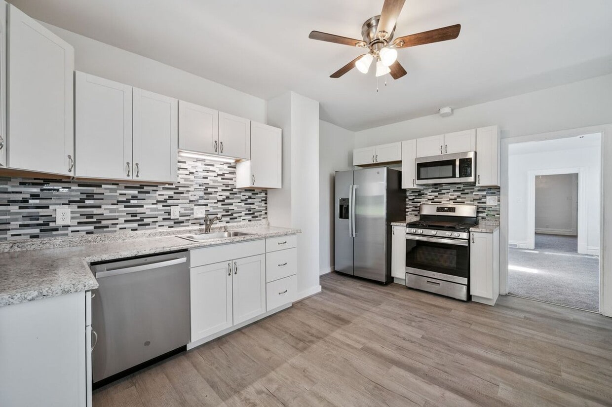 Primary Photo - Newly Renovated 2 Bedroom Home With Bonus ...