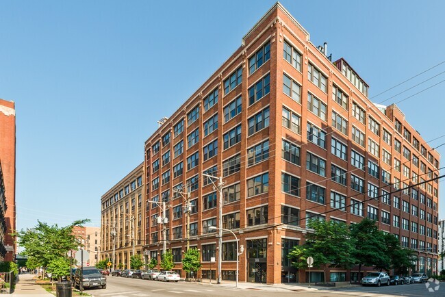 Building Photo - 913 W Van Buren St