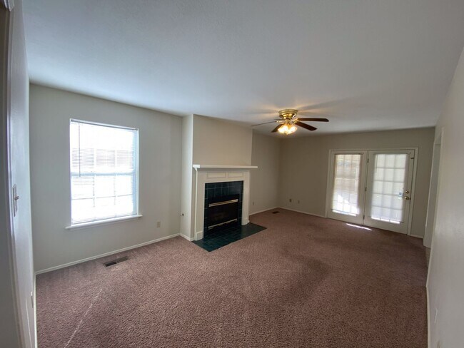 Foto del edificio - Coming in February! 2 story 3 Bed 2.5 Bath...