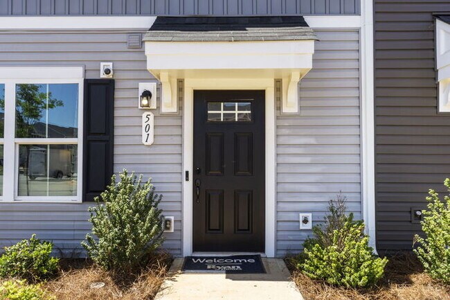 Building Photo - Modern End-Unit 3 BD/2.5 BA Greenville Tow...