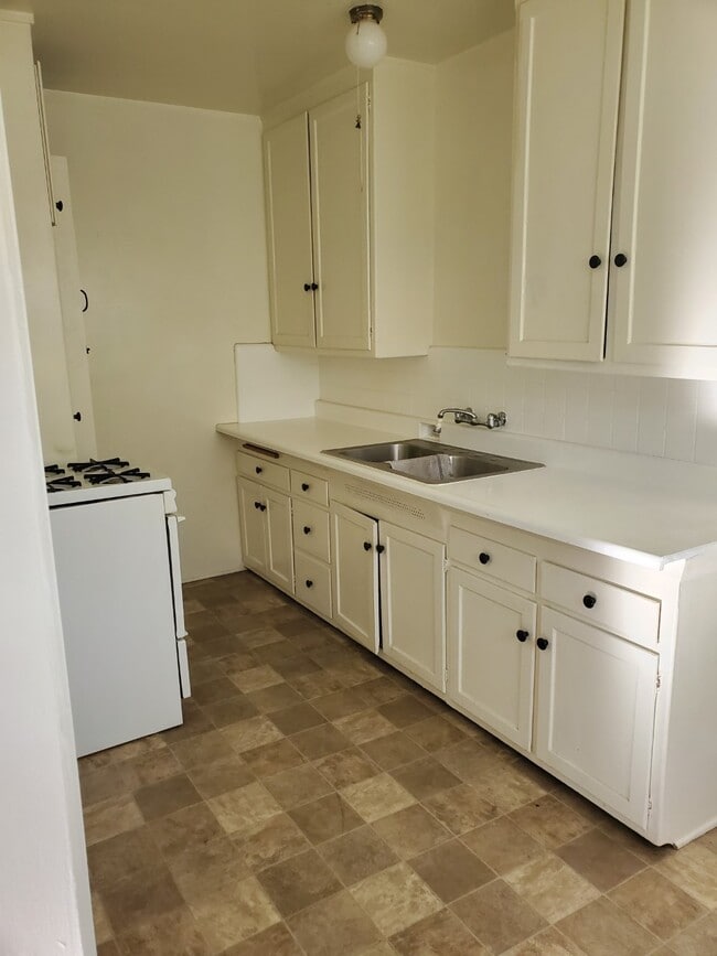 kitchen - 4314 Overland Ave