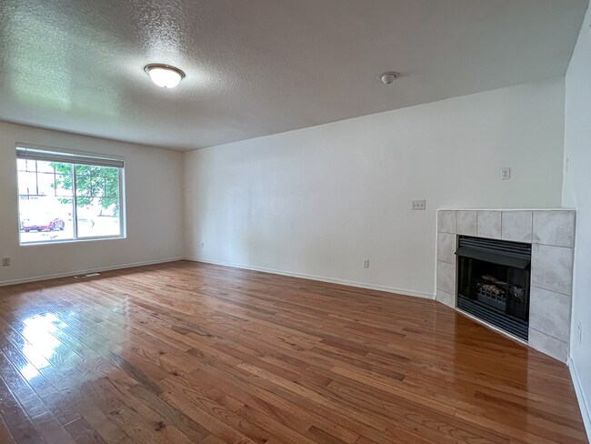 Foto del edificio - Spacious 4-Bedroom Townhome with Modern Fe...