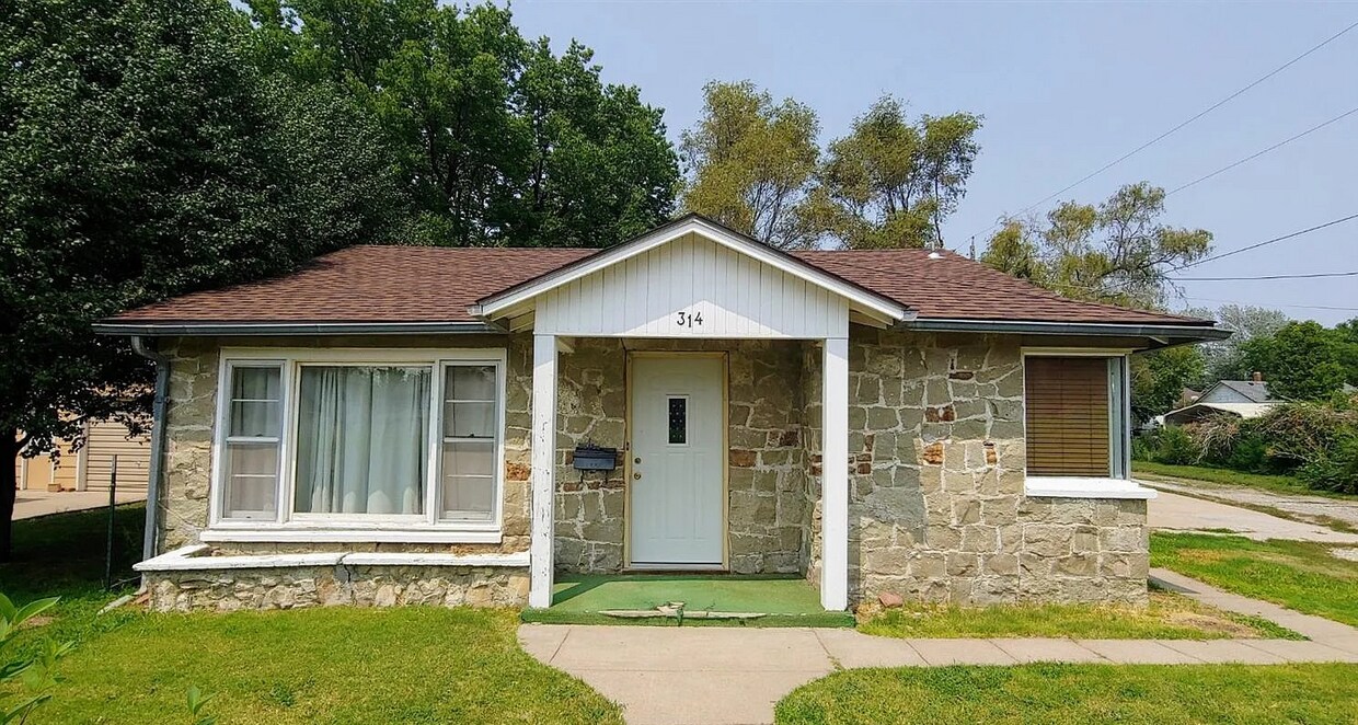 Primary Photo - 314 E 1st St
