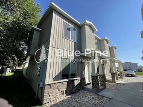 Building Photo - 690 S Saturn Ave