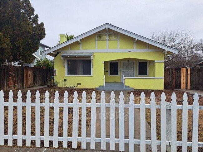 Building Photo - 616 N Echo Ave