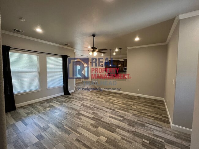 Building Photo - Stunning 3 Bed 2 Bath Home in Gated Lakesi...