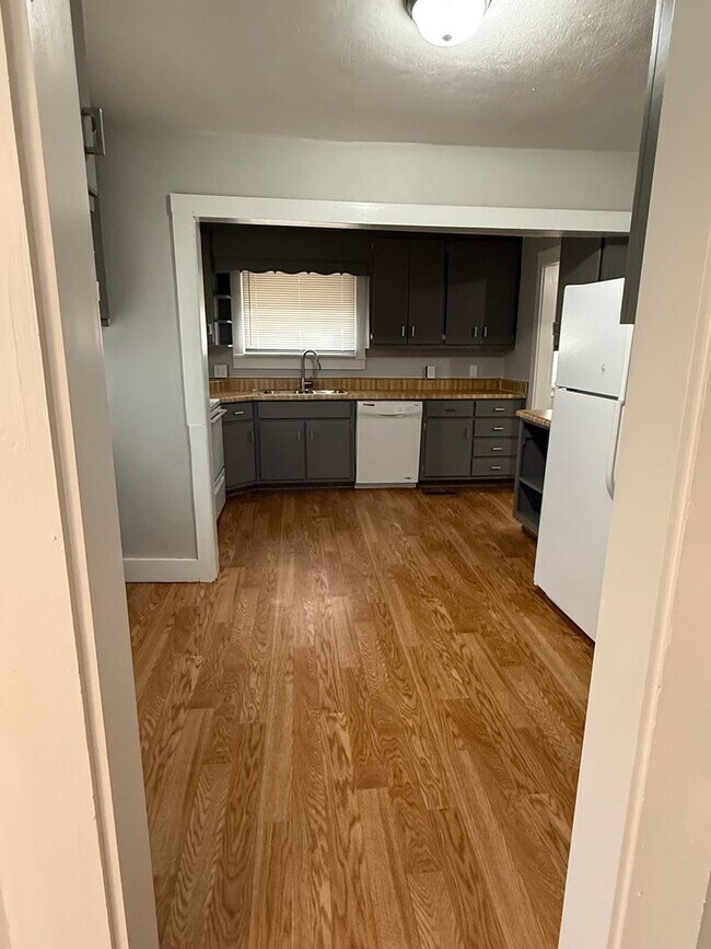 Foto del edificio - FIRST FULL MONTH RENT FREE