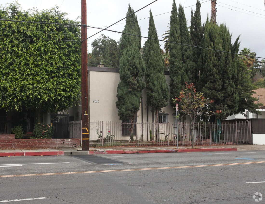 Foto del edificio - 5665 Franklin Ave
