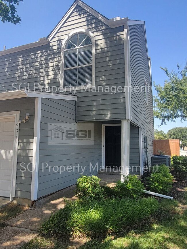 Building Photo - Fabulous Upgrated 2 BR Half Duplex